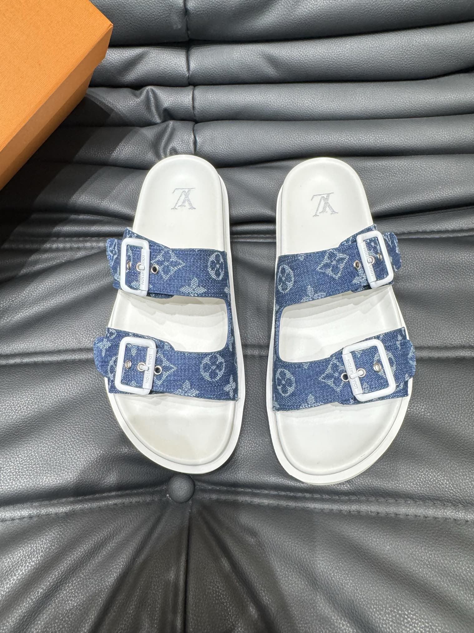 Louis Vuitton Slippers